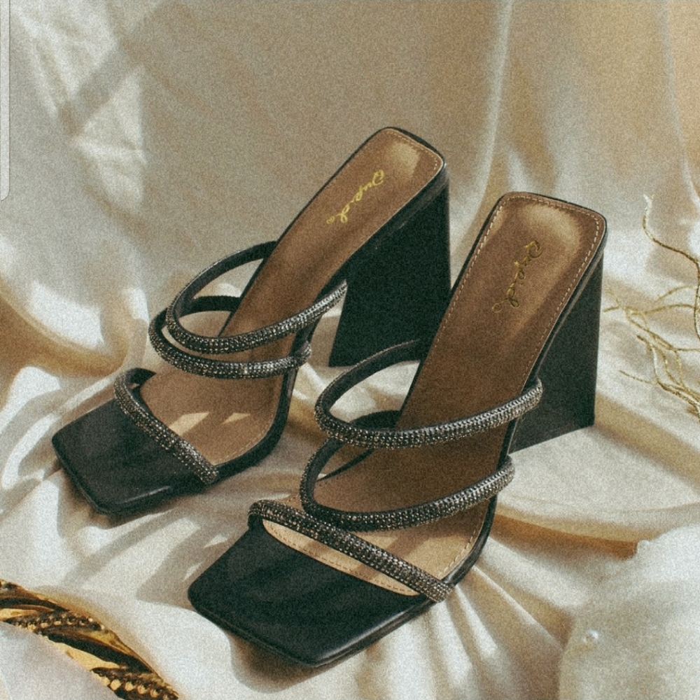 π¨FEW PAIRS LEFT// Black strappy block heel - Picture 3 of 9